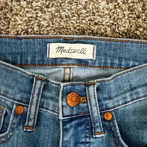 Madewell 9" Mid-Rise Skinny Jeans in Frankie Wash: Torn-Knee Edition - Picture 6 of 10